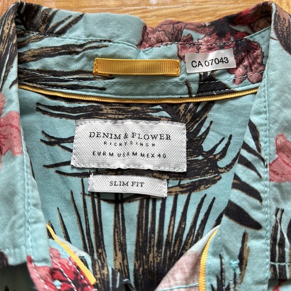 In Season Floral Button Down Size Medium - Picture 4 of 4